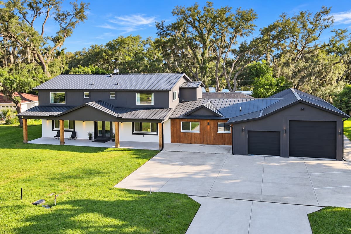Arrive, and the trip has already earned itself. Wood, stone and two full storeys on a quiet street ten minutes from Busch Gardens. Room out front for the whole convoy, and six bedrooms waiting behind the door.