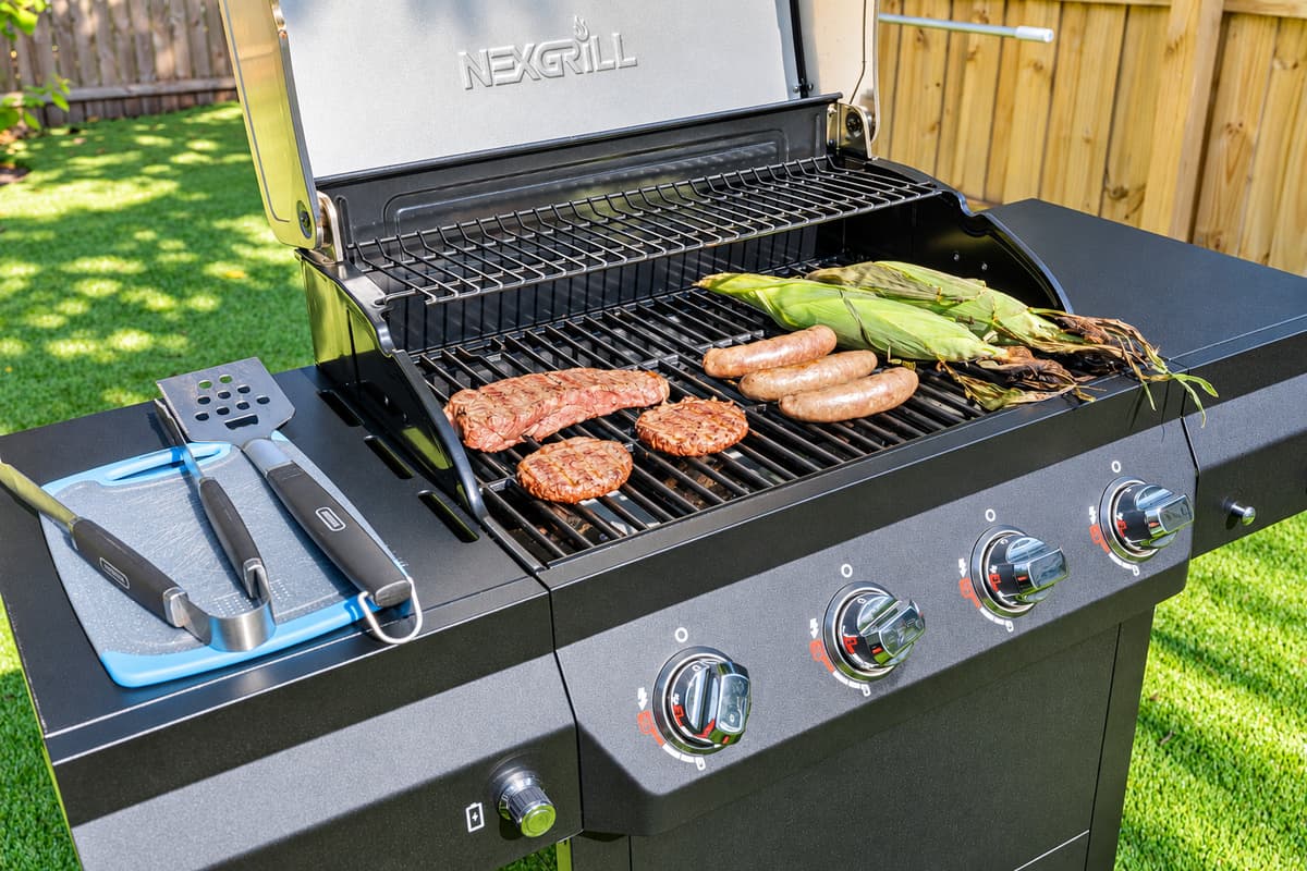 With all the necessary grilling tools provided, you’ll have everything you need to make the most of your al fresco culinary experience.