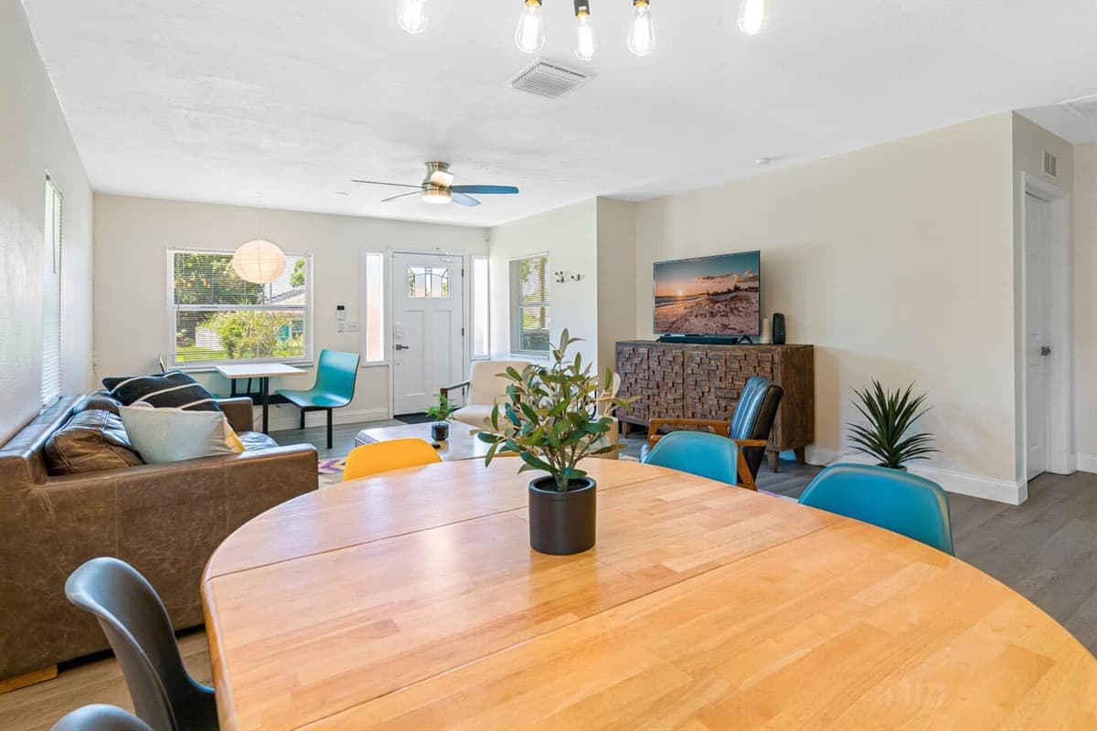Cozy open area for relaxing, cooking and eating great meals. What more could you ask for? Create beautiful memories with your loved ones in this magnificent property. 