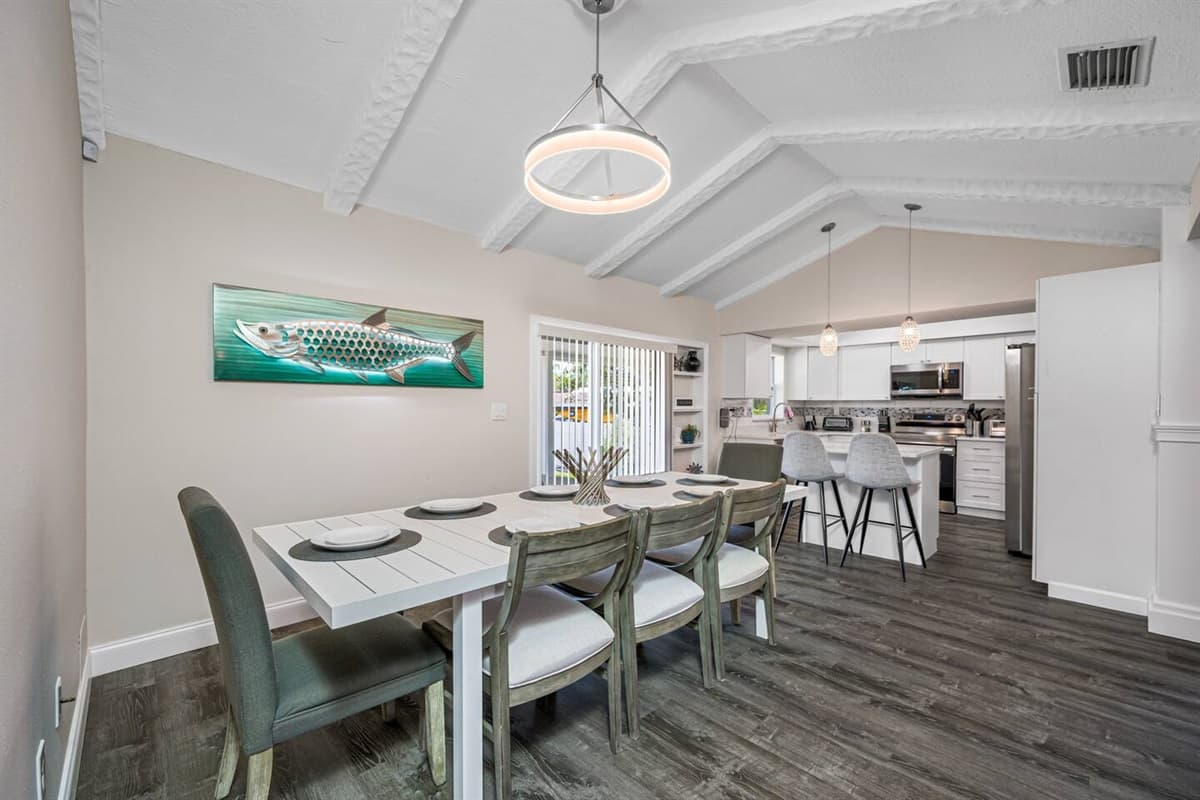 Share great stories with family and friends while having amazing meals in this lovely dining area! This is the best time to catch up! Inquire now!