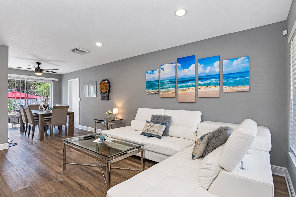 Cozy and relaxing feels in our living area. Imagine a trip with loved ones with this ambiance and location. You'd surely have a lot of fun! Share with us your thoughts, send us a message now!