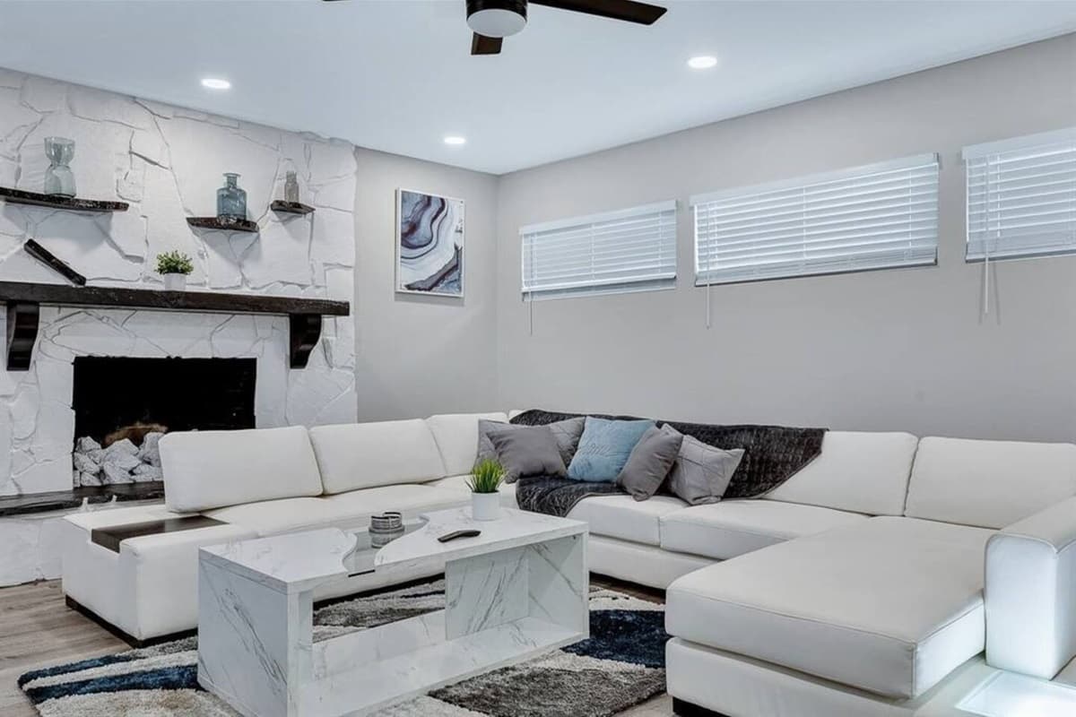 Impeccable interior design and cozy feels in our living area. Imagine a trip with loved ones with this ambiance and location. You'd surely have a lot of fun! Share with us your thoughts, send us a message now!