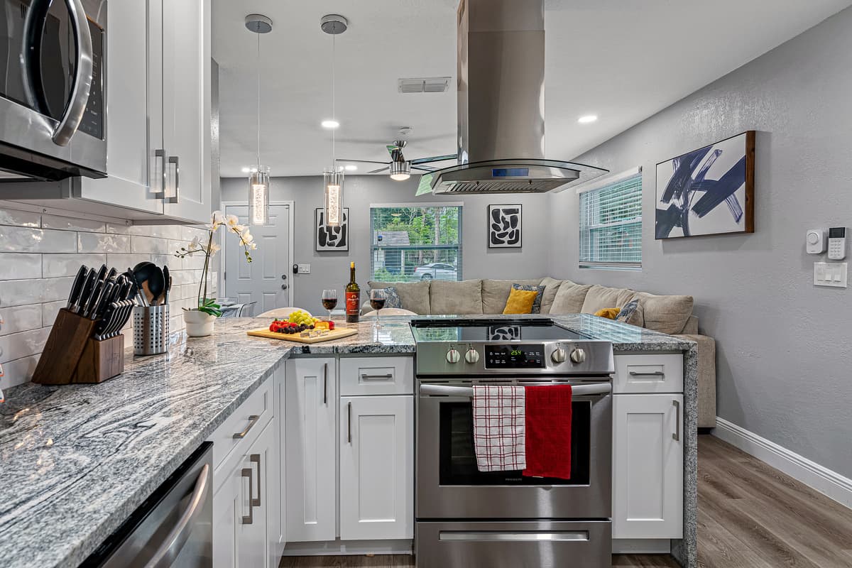 Are you a foodie? Do you like baking while on vacation? You would love this kitchen because it has all you would need to make good food and of course, coffee! To all the foodies out there, what are you waiting for? Send us a message now.