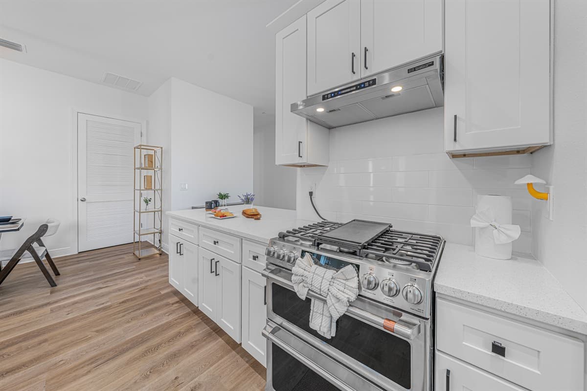 Close-up of the kitchen island with fresh decor, highlighting clean finishes and modern design.