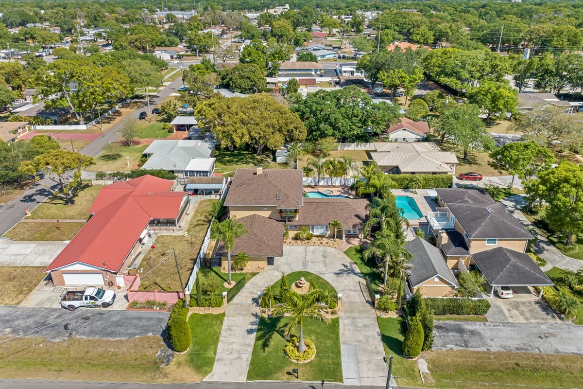Aerial view of the house and its amazing neighborhood!