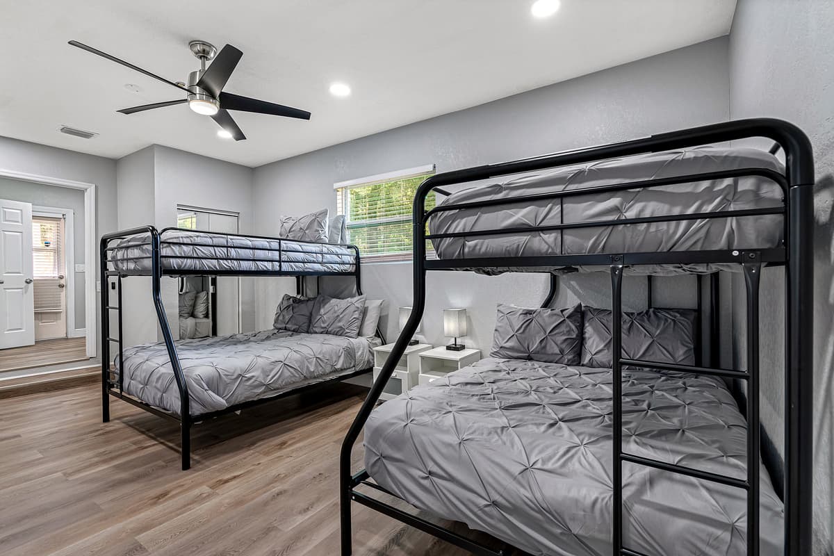 Have a lot of kids joining the trip? This spacious bedroom has 2 bunkbeds great for sleepovers and has its own smart TV! If you like this idea, don''t hesitate to send us a message!