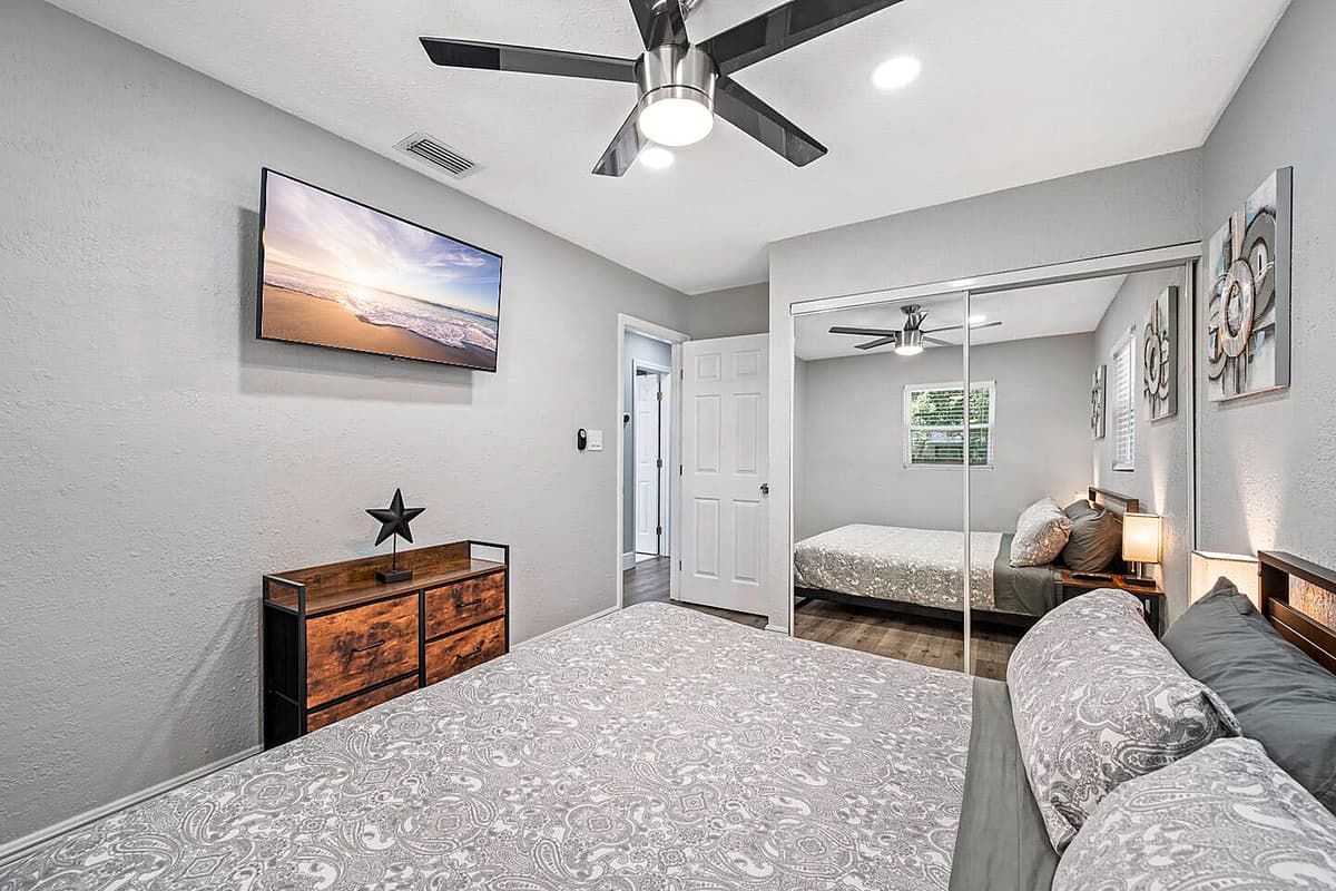 Wanna watch your favorite series or movies in your own room? We got you! This lovely room has its own smart TV! If you like this property, send us a message!