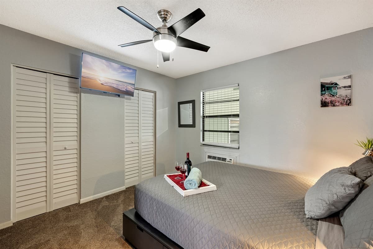 The room seamlessly combines style and practicality, creating an environment where you can truly unwind and rejuvenate.