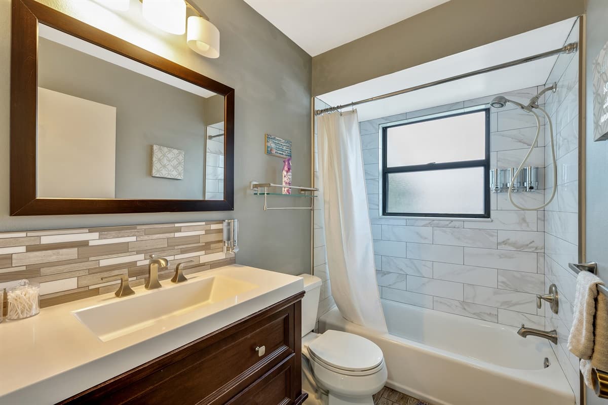 Our full bathroom, a stylish and functional space designed to cater to your every need.