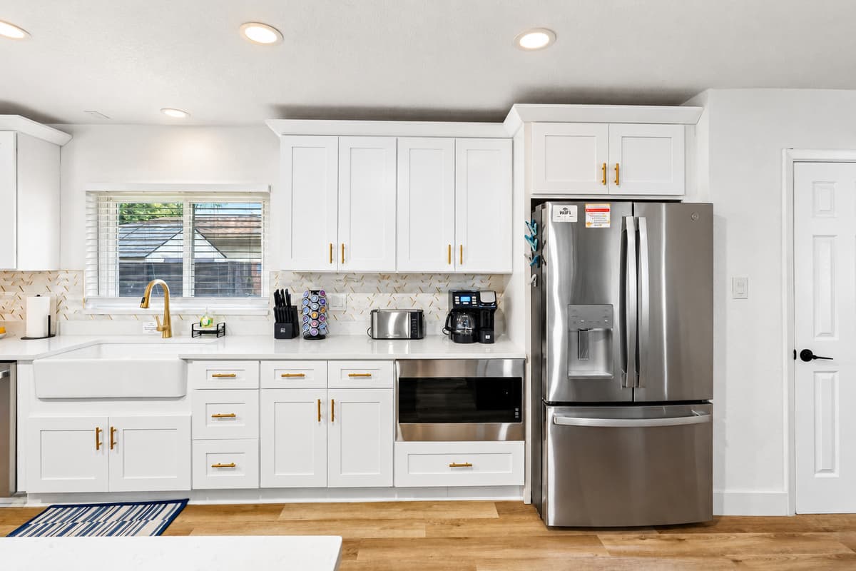 Stylish, spacious, and stocked—your dream vacation kitchen awaits.