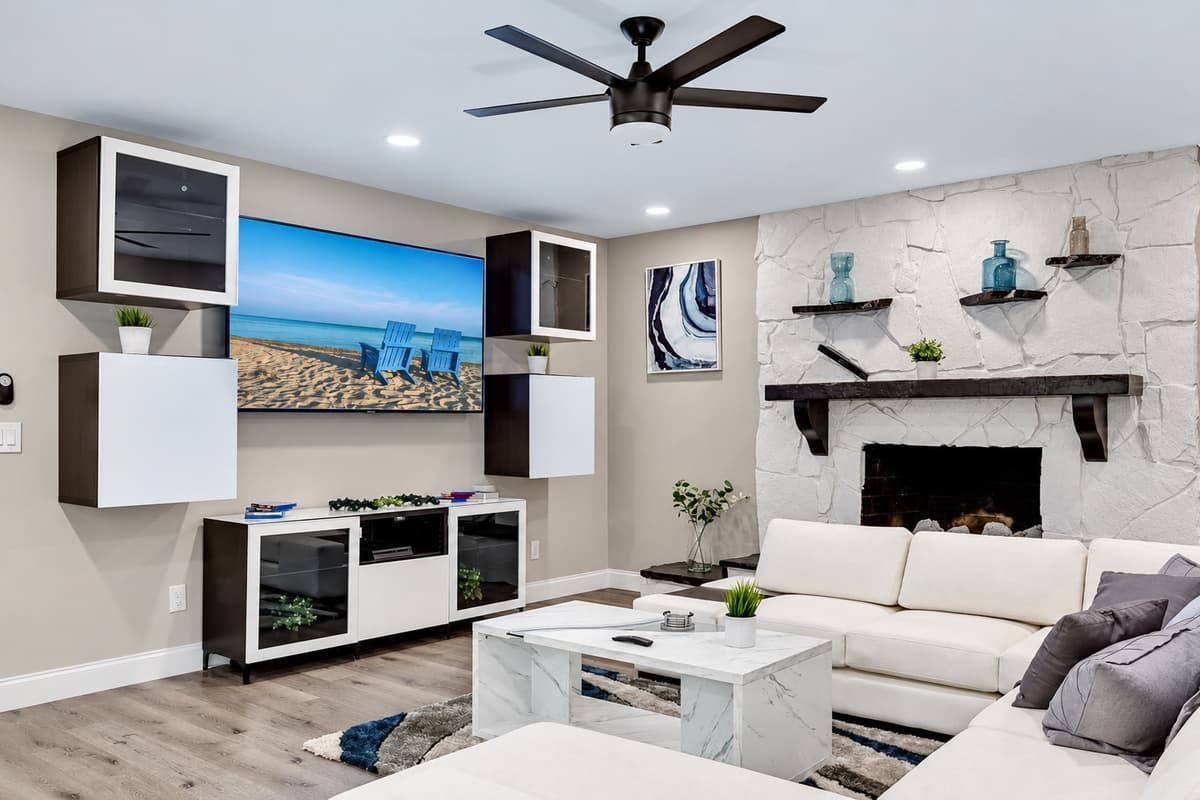 Catch up on your favorite series or watch new movies with family and friends in this lovely living area! Make the most of your stay while relaxing. Like what you see? Send us a message now!