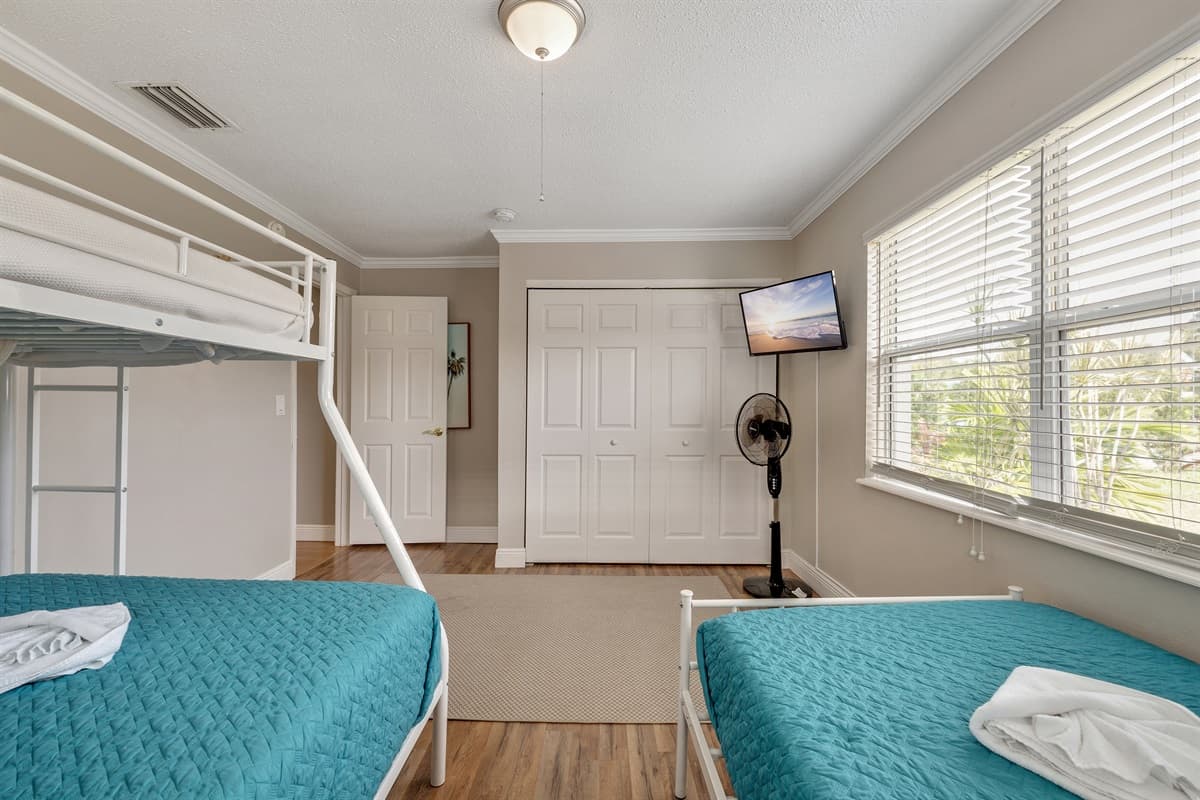 Bunk room with UHD Smart TV