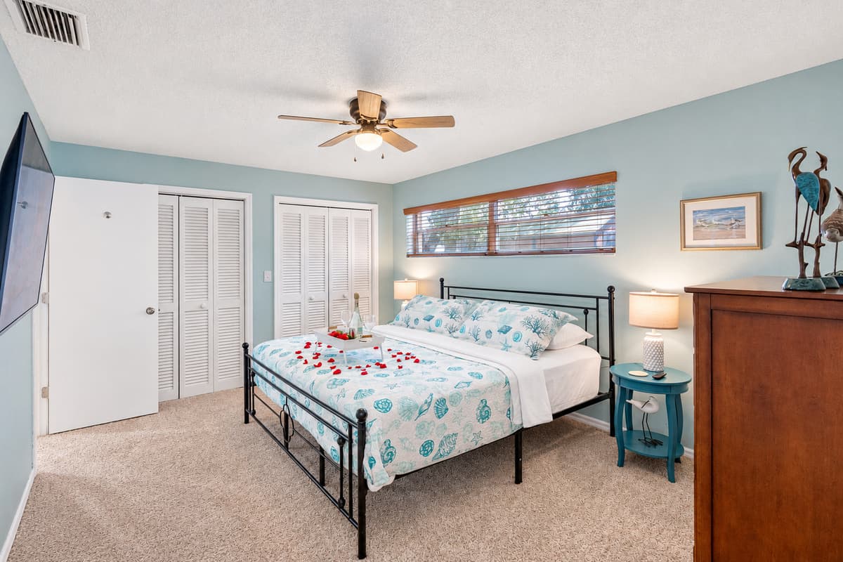 The room features cozy carpeted floors that add an extra layer of warmth and comfort underfoot, making it a welcoming space from the moment you step inside.