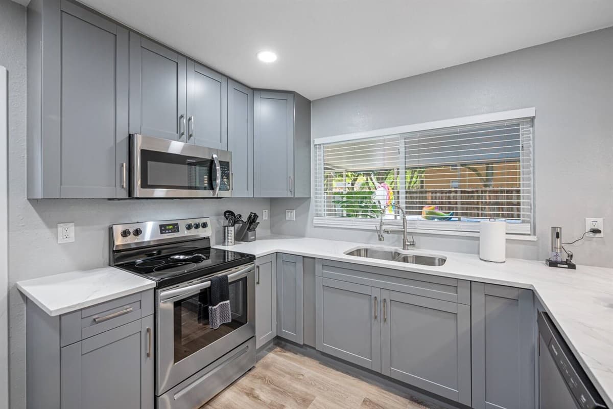 Cook great meals for the family in our fully equipped kitchen to share with family. Let everyone join your food prep and make wonderful meals together! Book our property now!