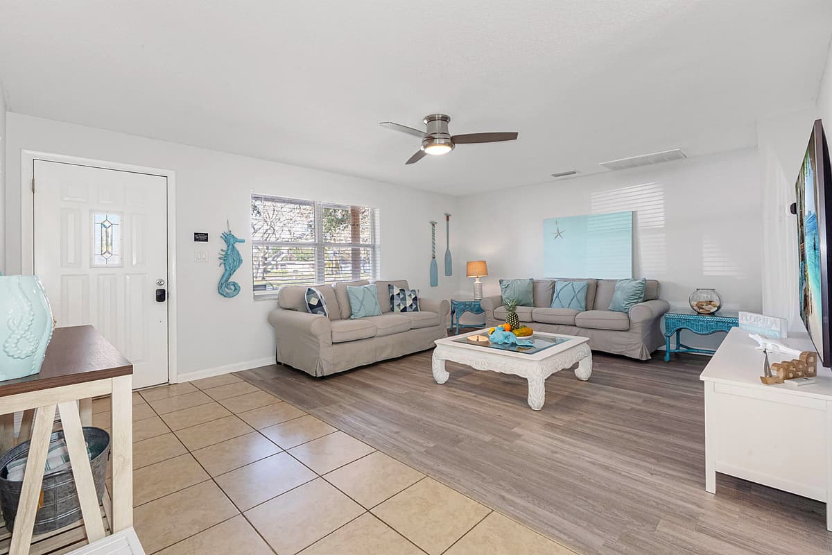 The entire space is thoughtfully designed to be both cozy and stylish, with touches of coastal decor that create a seamless blend of comfort and elegance.