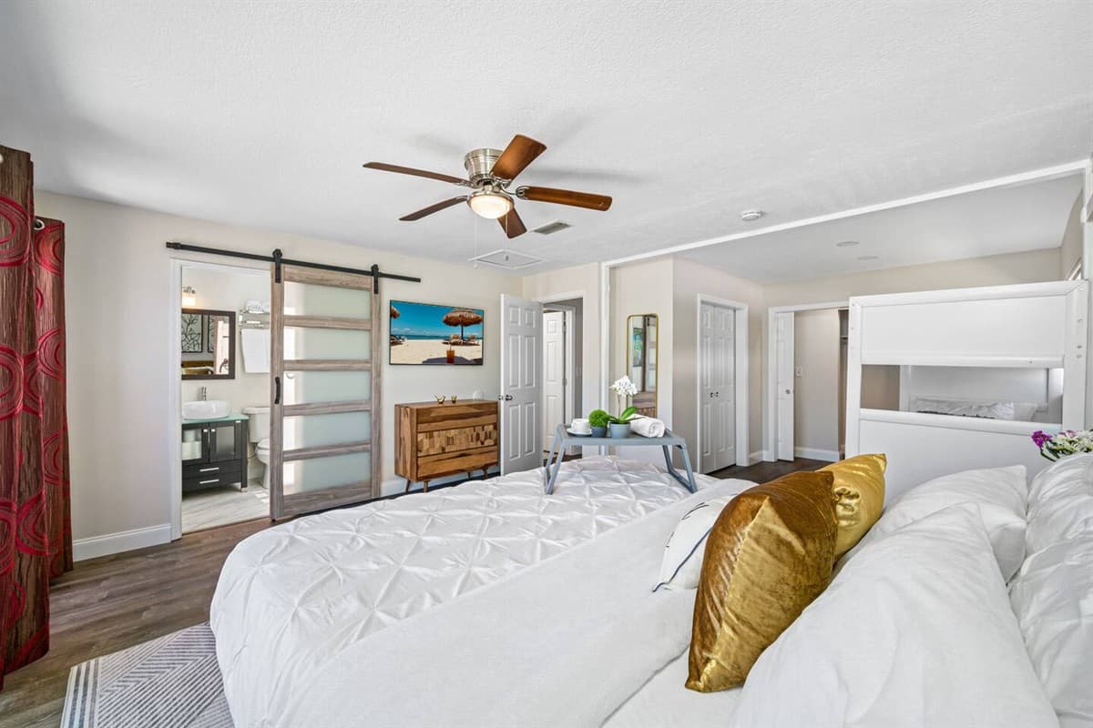 Magnificent bedroom with queen sized bed, single bunkbed, drawers for storage, own bathroom, and smart TV. Great room for families with kids or group of friends. 