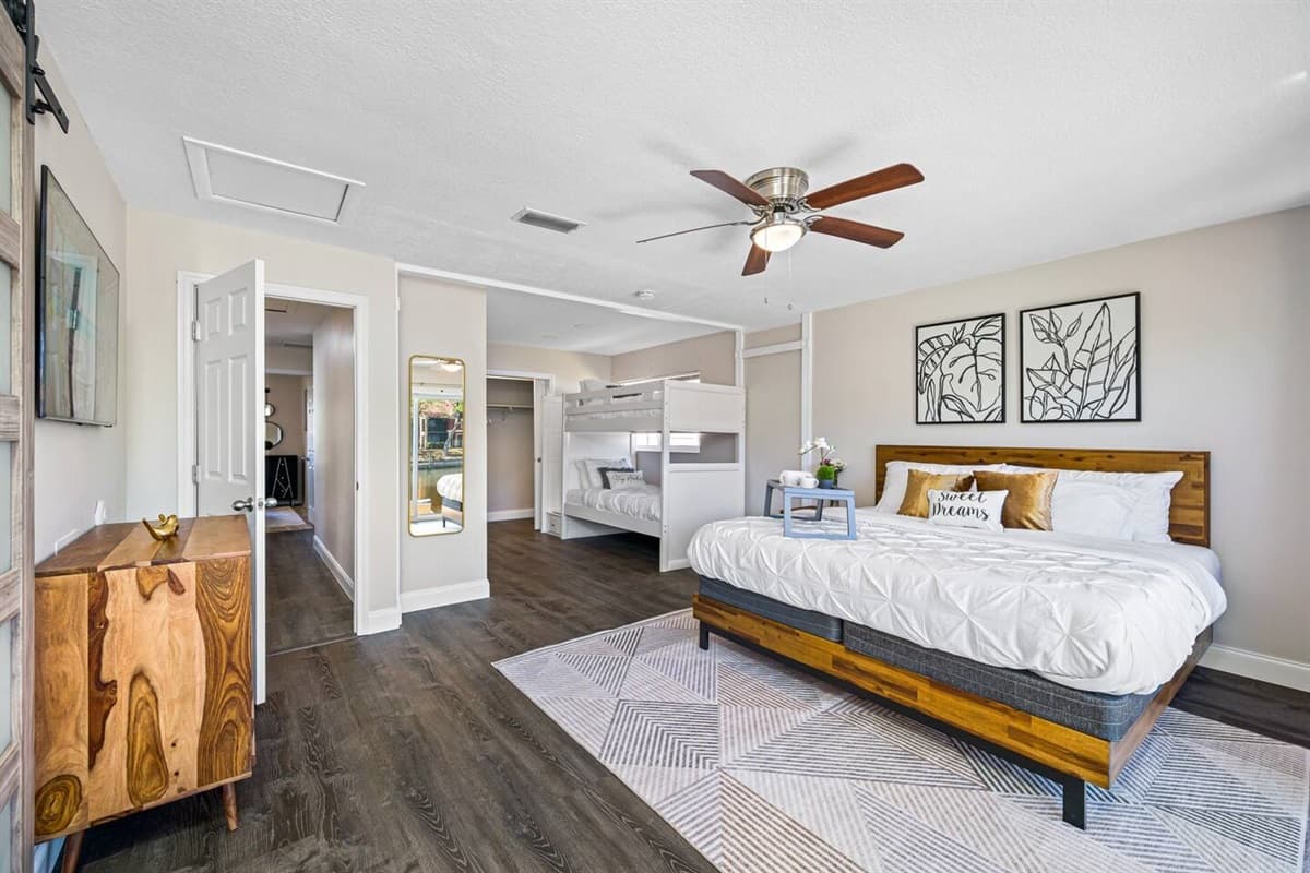 Lovely bedroom with a comfortable huge bed and a bunk bed. This room also has its TV and its bathroom. Feel at home in your home away from home. If you think you'd enjoy your trip to this property, send us a message now!