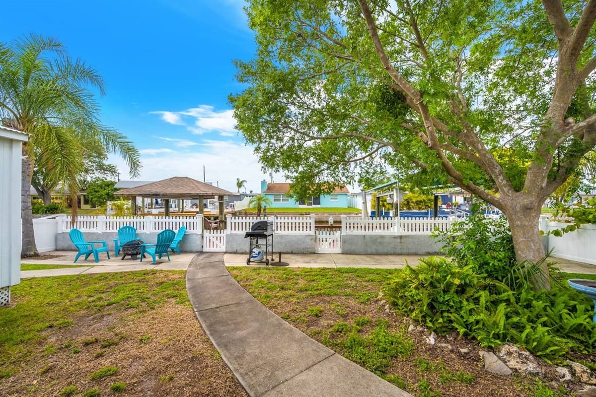 Have the best time of your vacation in this beautiful property with an immaculate view and perfect ambiance! Let the kids play in this fully fenced backyard without worrying about their safety. Book this property now!