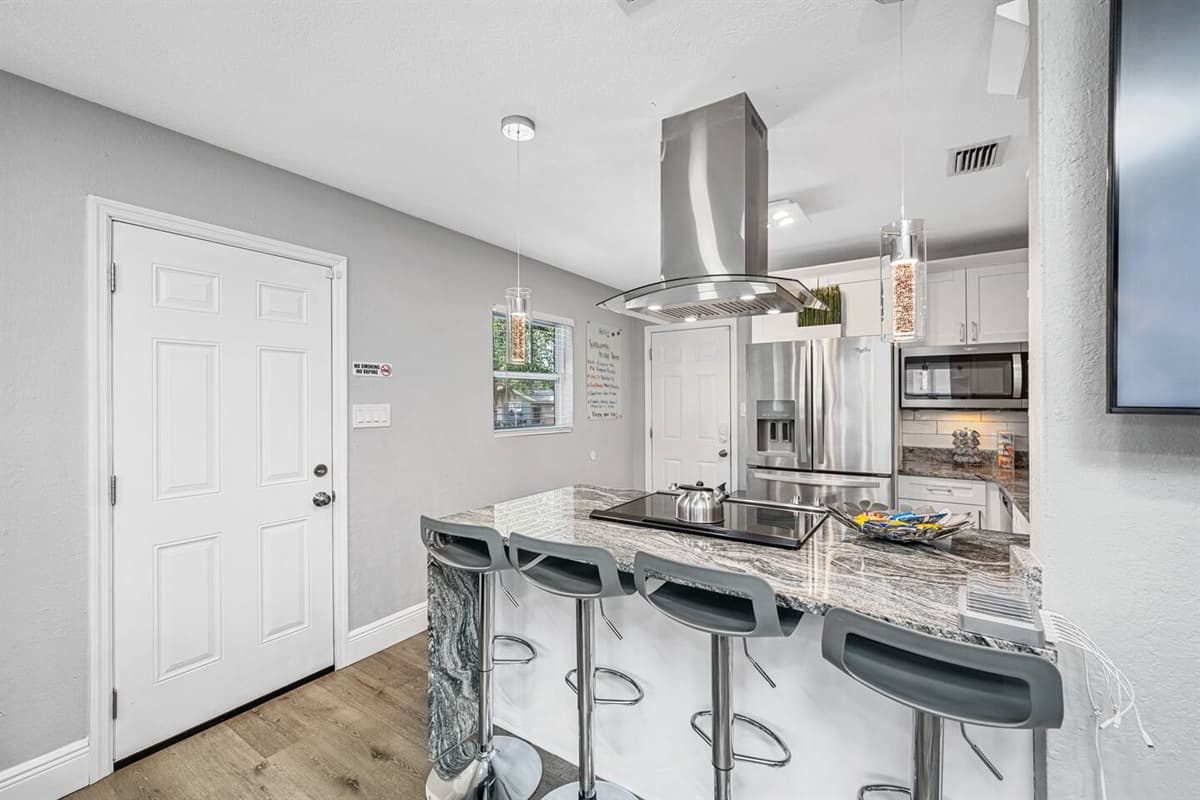 Channel the inner chef in you while on a getaway with family and friends! Create beautiful memories together and enjoy your favorite home cooked meals. If you are interested in this property, send us an inquiry now!