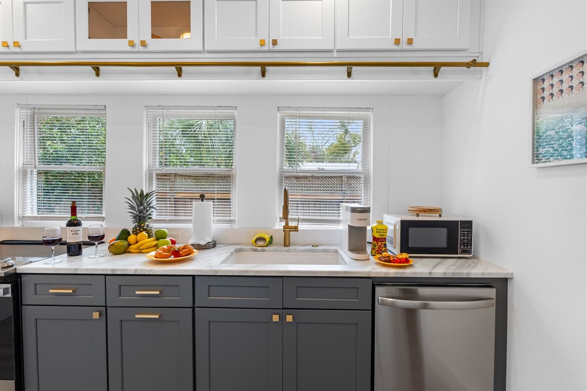 With its sleek, modern finishes and high-quality appliances, it’s the perfect space for both casual cooking and gourmet meals.