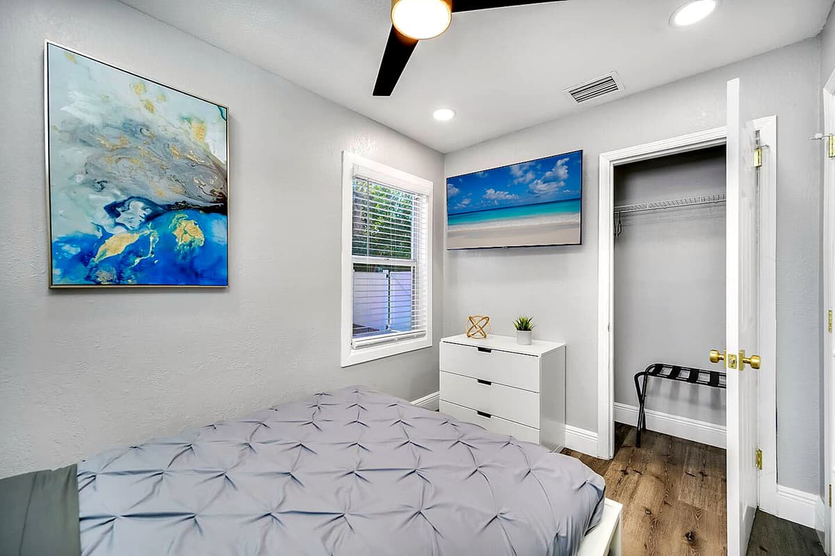 Watch movies or your favorite series in your own comfortable bedroom with your kids or friends! This bedroom has a queen size bed, drawers and closet. 