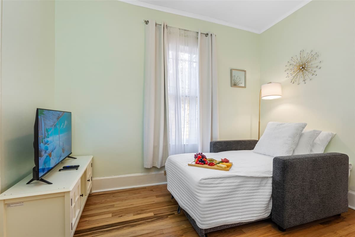 The convenient positioning of the sitting/common area, located between both bedrooms also doubles as an additional sleeping space with a comfortable sofa bed.