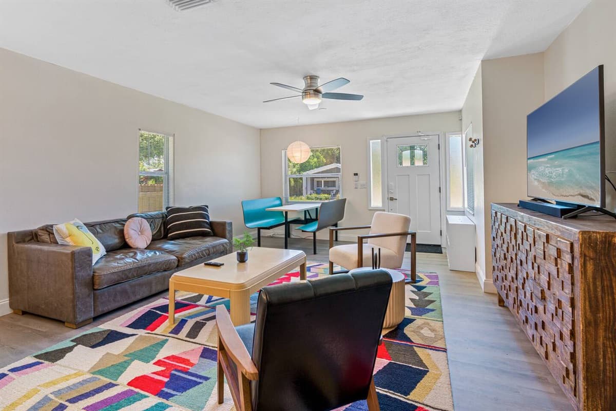Never miss an episode of your favorite series while on vacation while relaxing. Our beautiful living area has a smart TV and a comfortable and beautiful modern couch. Send us a message now!