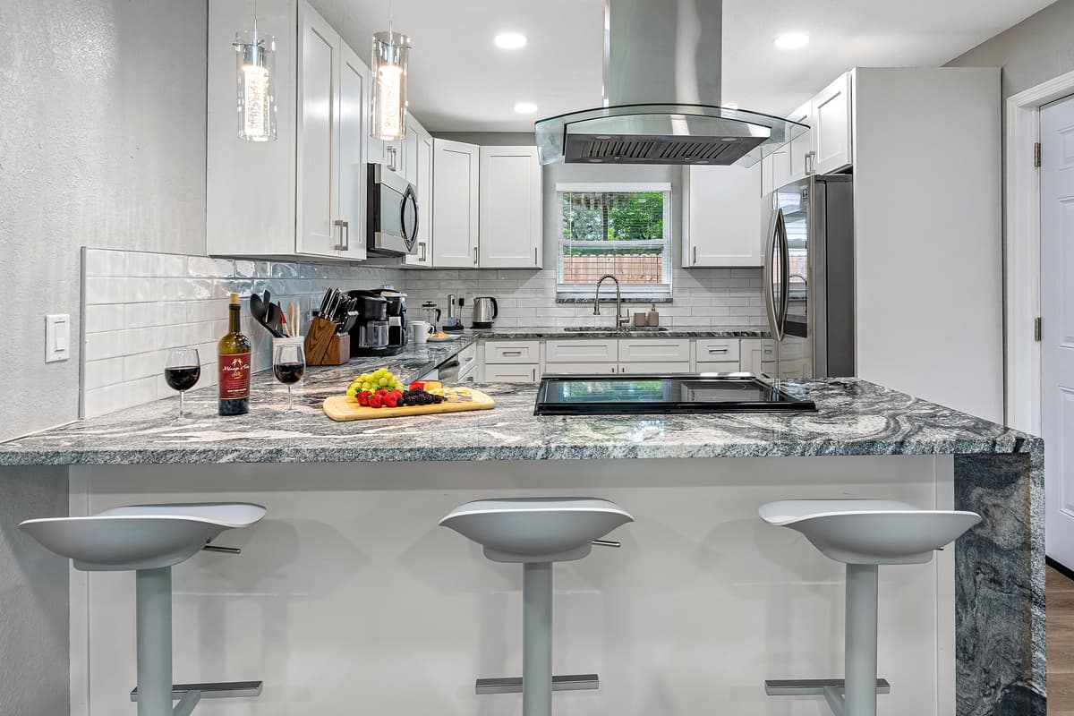 Channel your inner chef in this stunning kitchen! Make amazing meals to share with family and friends during your stay with us!