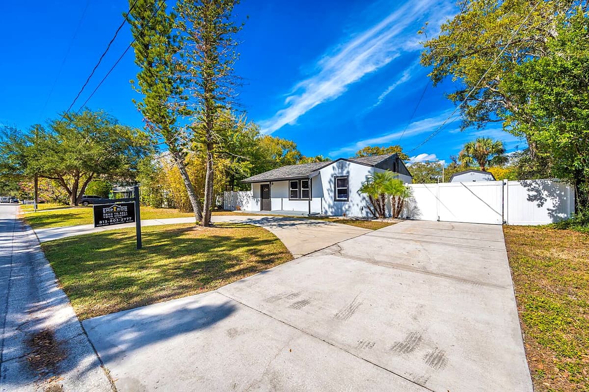 We have a spacious and secured driveway! Never worry about where to park your cars! Don't hesitate to send us a message if you have any questions!