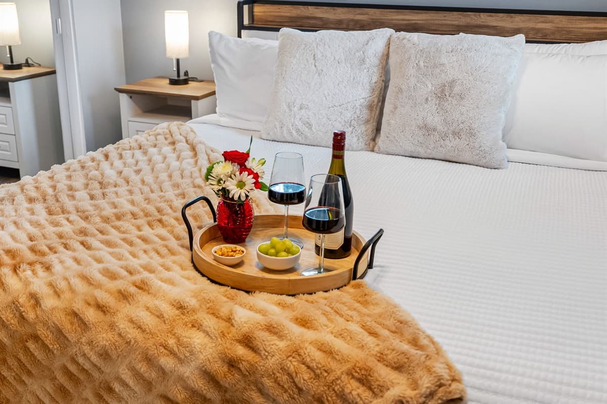 Bright and inviting king room with modern décor.