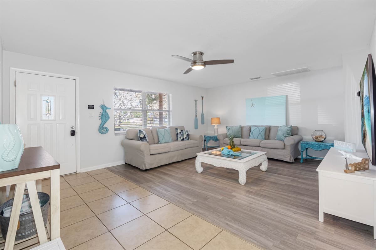 The entire space is thoughtfully designed to be both cozy and stylish, with touches of coastal decor that create a seamless blend of comfort and elegance.