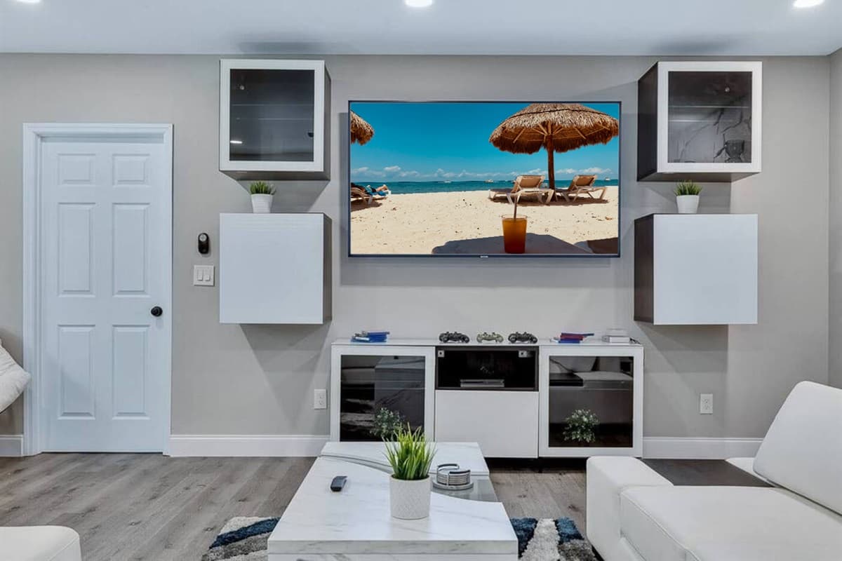 Never miss an episode of your favorite series while on vacation while relaxing. Our beautiful living area has a smart TV and a comfortable and modern L-shaped couch. Send us a message now!
