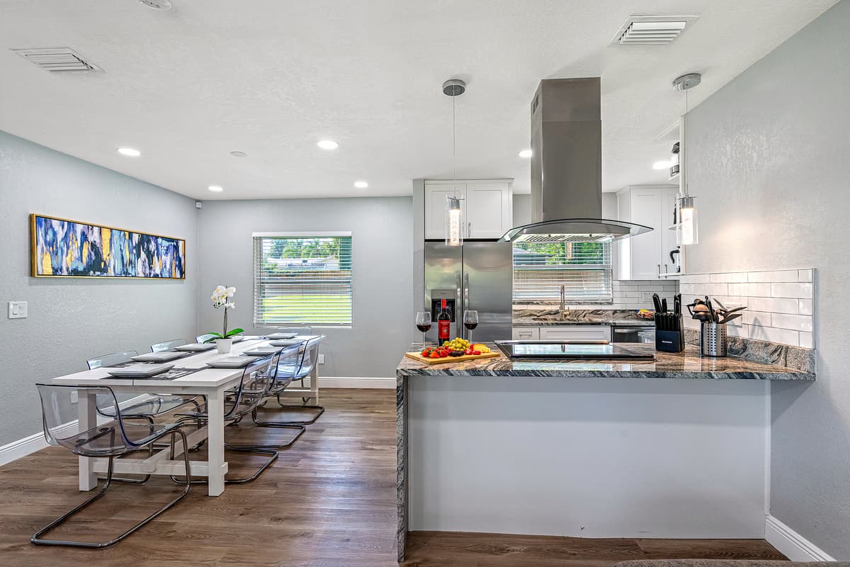 Don't you love this beautiful open space of the kitchen and dining area? Eat amazing meals together with your family! Don't hesitate to send us a message!