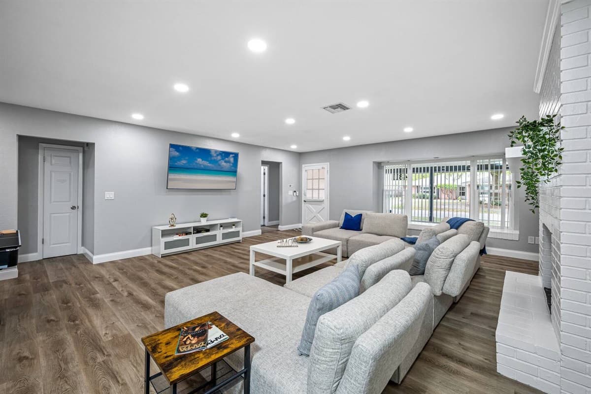 Gorgeous living room with L-Shaped comfortable couch where you could relax and enjoy watching on  our smart TV. have the best time during your stay with us! Please feel free to ask questions and send us an inquiry now!
