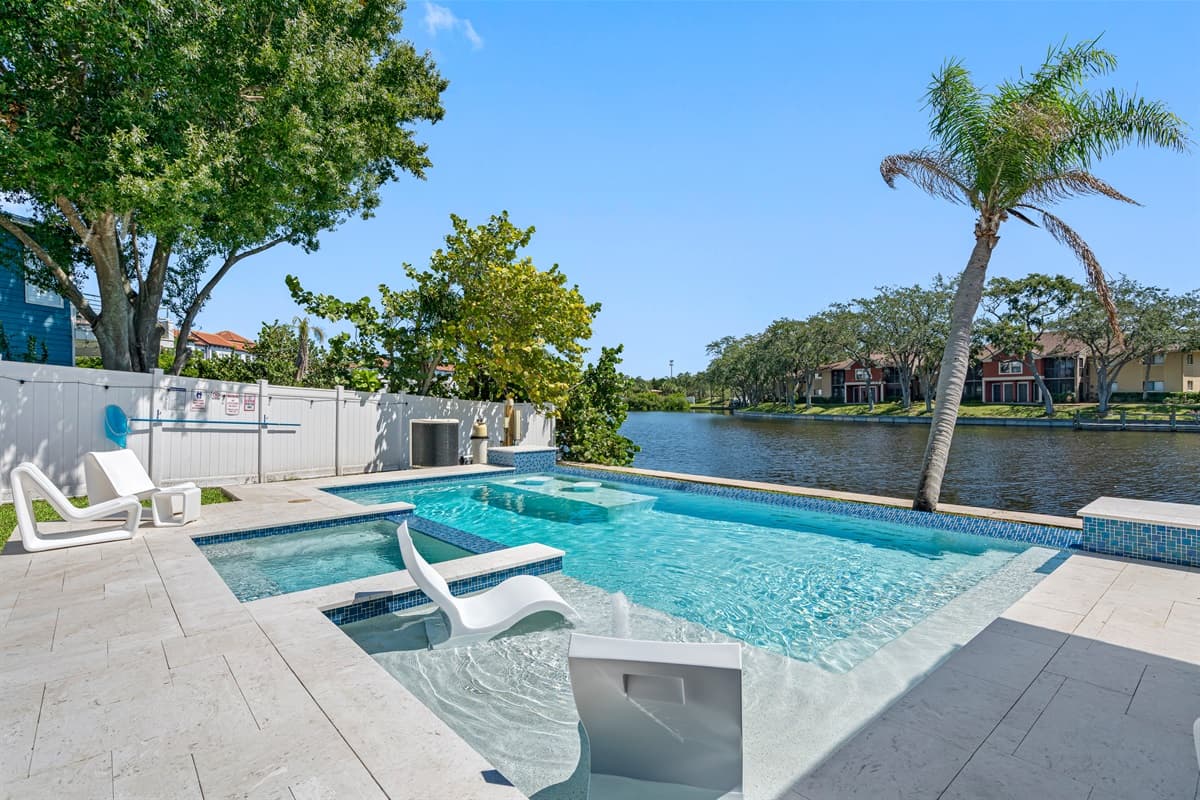 Well maintained heated pool in a beautiful fully fenced backyard. Relax in our heated pool with an amazing view of the lake with family and friends. If you are interested in this property, send us an inquiry right now!