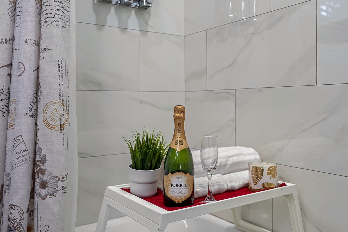 Best way to destress is a long warm bath and perhaps a glass of your favorite wine! Make the most of your stay and have a wonderful time! If you are interested in this property, send us an inquiry now!